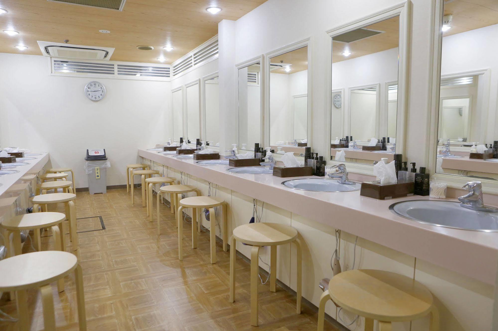 Shinjuku Kuyakusho-Mae Capsule Hotel Токіо Екстер'єр фото